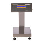 Uma balança de precisão é um instrumento de medição usado para determinar a massa ou peso de um objeto com grande precisão. Ela é comumente utilizada em laboratórios, ambientes industriais e em atividades que exigem medições extremamente precisas. Aqui estão alguns pontos importantes sobre balanças de precisão:Princípio de Funcionamento:
As balanças de precisão funcionam com base em diferentes princípios, como alavanca, carga elétrica, magnetismo, ou uma combinação desses. O tipo específico de balança depende da aplicação e da precisão desejada.Calibração:
Para garantir resultados precisos, as balanças de precisão precisam ser calibradas regularmente. A calibração é o processo de ajuste da balança para garantir que ela forneça leituras corretas.Ambiente Controlado:
O ambiente em que a balança é usada é crítico. Mudanças de temperatura, umidade e vibrações podem afetar as leituras. Portanto, muitas balanças de precisão são usadas em salas controladas.Cuidados Especiais:
Os usuários devem tomar cuidado ao usar balanças de precisão. Fatores como correntes de ar, eletricidade estática e poeira podem impactar as medições.Aplicações:
Balanças de precisão são usadas em uma variedade de aplicações, incluindo laboratórios químicos, farmacêuticos, de pesquisa, e em indústrias onde pequenas quantidades de substâncias precisam ser medidas com precisão.Unidades de Medida:
As balanças de precisão geralmente fornecem leituras em gramas ou miligramas, mas algumas podem medir em unidades mais precisas, como microgramas.Tipos Comuns:
Existem vários tipos de balanças de precisão, incluindo balanças analíticas, balanças de microgramas, e balanças semi-microgramas, cada uma projetada para atender a diferentes níveis de precisão.Manuseio Adequado:
O manuseio adequado é essencial para preservar a precisã