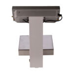 Uma balança de precisão é um instrumento de medição usado para determinar a massa ou peso de um objeto com grande precisão. Ela é comumente utilizada em laboratórios, ambientes industriais e em atividades que exigem medições extremamente precisas. Aqui estão alguns pontos importantes sobre balanças de precisão:Princípio de Funcionamento:
As balanças de precisão funcionam com base em diferentes princípios, como alavanca, carga elétrica, magnetismo, ou uma combinação desses. O tipo específico de balança depende da aplicação e da precisão desejada.Calibração:
Para garantir resultados precisos, as balanças de precisão precisam ser calibradas regularmente. A calibração é o processo de ajuste da balança para garantir que ela forneça leituras corretas.Ambiente Controlado:
O ambiente em que a balança é usada é crítico. Mudanças de temperatura, umidade e vibrações podem afetar as leituras. Portanto, muitas balanças de precisão são usadas em salas controladas.Cuidados Especiais:
Os usuários devem tomar cuidado ao usar balanças de precisão. Fatores como correntes de ar, eletricidade estática e poeira podem impactar as medições.Aplicações:
Balanças de precisão são usadas em uma variedade de aplicações, incluindo laboratórios químicos, farmacêuticos, de pesquisa, e em indústrias onde pequenas quantidades de substâncias precisam ser medidas com precisão.Unidades de Medida:
As balanças de precisão geralmente fornecem leituras em gramas ou miligramas, mas algumas podem medir em unidades mais precisas, como microgramas.Tipos Comuns:
Existem vários tipos de balanças de precisão, incluindo balanças analíticas, balanças de microgramas, e balanças semi-microgramas, cada uma projetada para atender a diferentes níveis de precisão.Manuseio Adequado:
O manuseio adequado é essencial para preservar a precisã