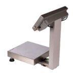 Uma balança de precisão é um instrumento de medição usado para determinar a massa ou peso de um objeto com grande precisão. Ela é comumente utilizada em laboratórios, ambientes industriais e em atividades que exigem medições extremamente precisas. Aqui estão alguns pontos importantes sobre balanças de precisão:Princípio de Funcionamento:
As balanças de precisão funcionam com base em diferentes princípios, como alavanca, carga elétrica, magnetismo, ou uma combinação desses. O tipo específico de balança depende da aplicação e da precisão desejada.Calibração:
Para garantir resultados precisos, as balanças de precisão precisam ser calibradas regularmente. A calibração é o processo de ajuste da balança para garantir que ela forneça leituras corretas.Ambiente Controlado:
O ambiente em que a balança é usada é crítico. Mudanças de temperatura, umidade e vibrações podem afetar as leituras. Portanto, muitas balanças de precisão são usadas em salas controladas.Cuidados Especiais:
Os usuários devem tomar cuidado ao usar balanças de precisão. Fatores como correntes de ar, eletricidade estática e poeira podem impactar as medições.Aplicações:
Balanças de precisão são usadas em uma variedade de aplicações, incluindo laboratórios químicos, farmacêuticos, de pesquisa, e em indústrias onde pequenas quantidades de substâncias precisam ser medidas com precisão.Unidades de Medida:
As balanças de precisão geralmente fornecem leituras em gramas ou miligramas, mas algumas podem medir em unidades mais precisas, como microgramas.Tipos Comuns:
Existem vários tipos de balanças de precisão, incluindo balanças analíticas, balanças de microgramas, e balanças semi-microgramas, cada uma projetada para atender a diferentes níveis de precisão.Manuseio Adequado:
O manuseio adequado é essencial para preservar a precisã