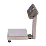 Uma balança de precisão é um instrumento de medição usado para determinar a massa ou peso de um objeto com grande precisão. Ela é comumente utilizada em laboratórios, ambientes industriais e em atividades que exigem medições extremamente precisas. Aqui estão alguns pontos importantes sobre balanças de precisão:Princípio de Funcionamento:
As balanças de precisão funcionam com base em diferentes princípios, como alavanca, carga elétrica, magnetismo, ou uma combinação desses. O tipo específico de balança depende da aplicação e da precisão desejada.Calibração:
Para garantir resultados precisos, as balanças de precisão precisam ser calibradas regularmente. A calibração é o processo de ajuste da balança para garantir que ela forneça leituras corretas.Ambiente Controlado:
O ambiente em que a balança é usada é crítico. Mudanças de temperatura, umidade e vibrações podem afetar as leituras. Portanto, muitas balanças de precisão são usadas em salas controladas.Cuidados Especiais:
Os usuários devem tomar cuidado ao usar balanças de precisão. Fatores como correntes de ar, eletricidade estática e poeira podem impactar as medições.Aplicações:
Balanças de precisão são usadas em uma variedade de aplicações, incluindo laboratórios químicos, farmacêuticos, de pesquisa, e em indústrias onde pequenas quantidades de substâncias precisam ser medidas com precisão.Unidades de Medida:
As balanças de precisão geralmente fornecem leituras em gramas ou miligramas, mas algumas podem medir em unidades mais precisas, como microgramas.Tipos Comuns:
Existem vários tipos de balanças de precisão, incluindo balanças analíticas, balanças de microgramas, e balanças semi-microgramas, cada uma projetada para atender a diferentes níveis de precisão.Manuseio Adequado:
O manuseio adequado é essencial para preservar a precisã