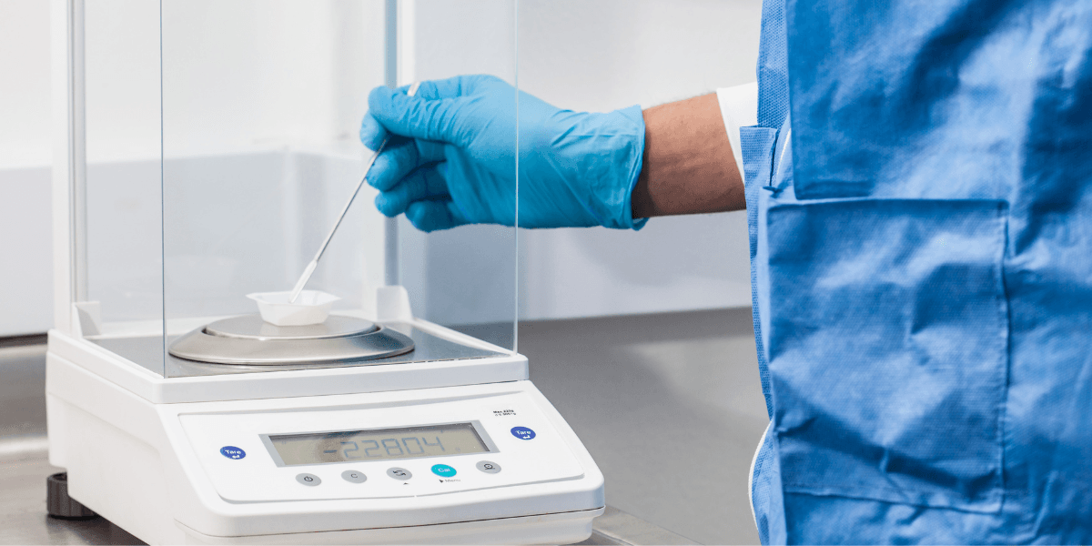 Profissional realizando uma pesagem em uma balança analítica e semi analítica